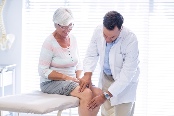 Chirurgia mininvasiva del ginocchio: gestione localizzata del trauma e riabilitazione più rapida