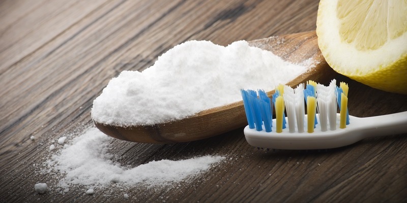 Bicarbonato di sodio per sbiancare i denti? Meglio evitare il “fai da te” casalingo