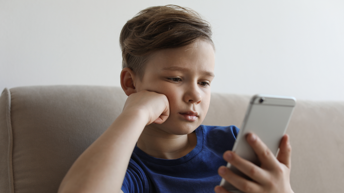 Occhio secco nei bambini: i rischi di un utilizzo eccessivo di smartphone e TV