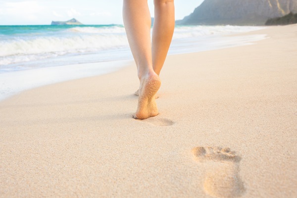 Gimnopodismo: benefici e controindicazioni del camminare a piedi nudi