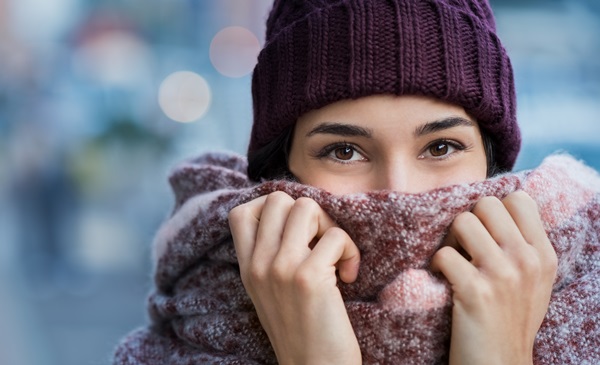 Proteggere la pelle in inverno: i consigli dermatologici