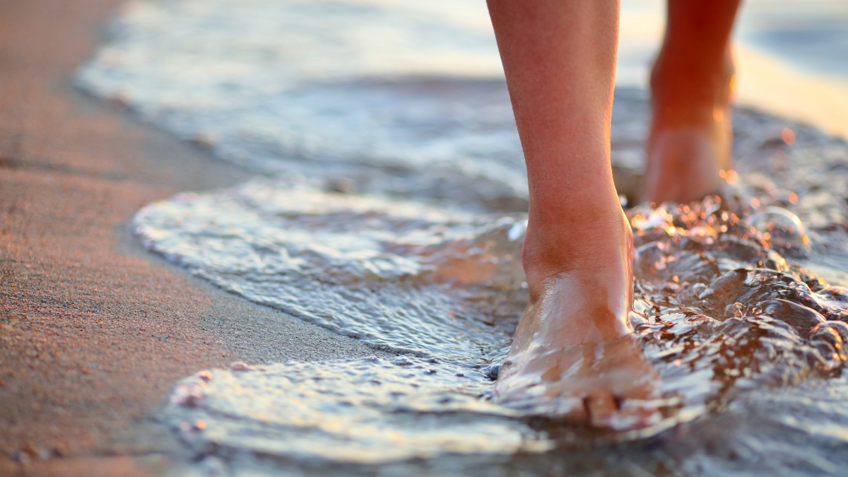 Gambe e piedi gonfi in estate: cause e rimedi